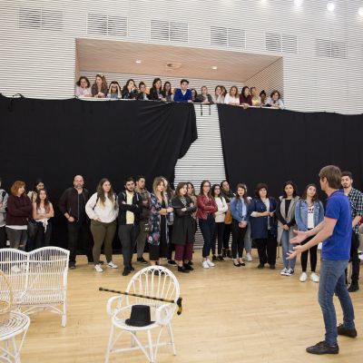 Con las Jornadas de Puertas Abiertas impulsada por Ópera de Tenerife, se pretende dar a conocer a los ciudadanos todos los entresijos que conforman la realización de una ópera a través de los diferentes departamentos. Subir a escena una gran producción operística requiere el esfuerzo y el trabajo de diferentes profesionales que, en muchas ocasiones, el público en general desconoce y que a través de estás visitas guiadas se muestran.